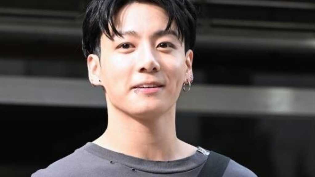 BTS ジョングク、コンサート中に腰を負傷…ファンから心配・休養を求める声も