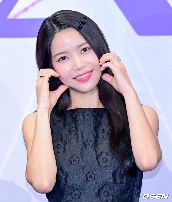 MAMAMOO ソラ、プレイボーイ・カルティの映像にCDが登場！？世界中で