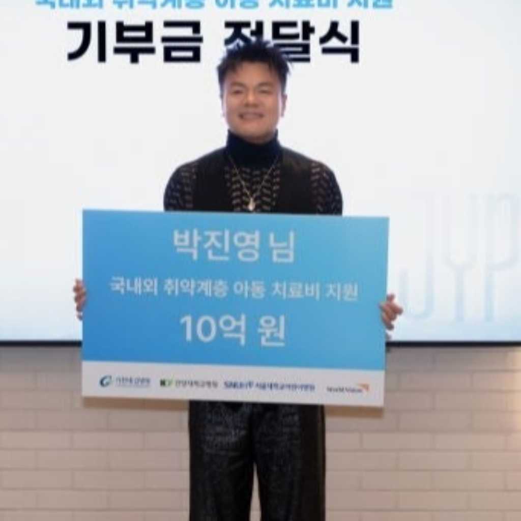 JYP代表パク・ジニョン、4年間で総額約4億円を寄付「所属アーティスト全員で支援活動を続けていきたい」