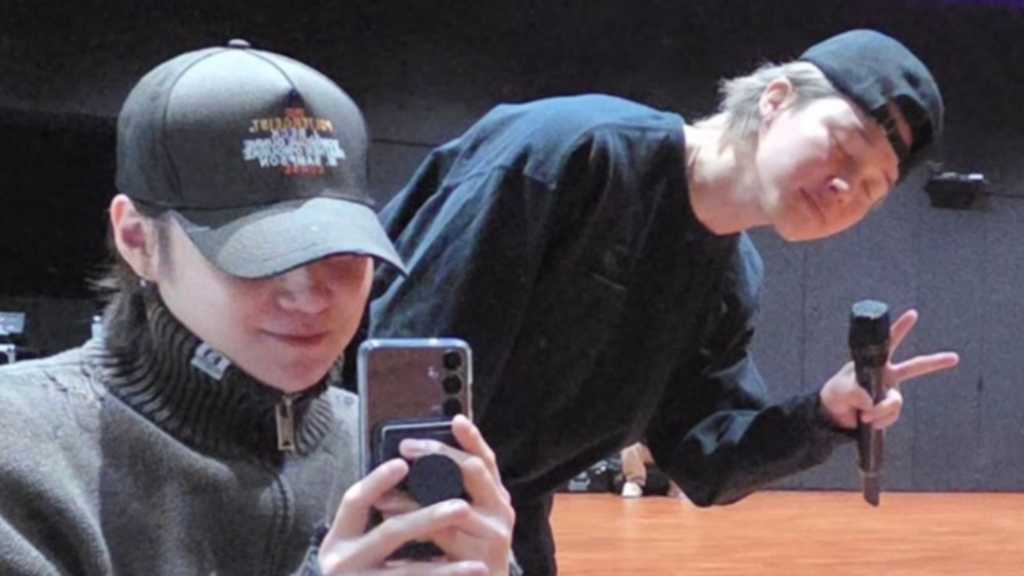 BTSのSUGA、久しぶりのセルフショットが話題!ジミンと練習室で“にっこり”