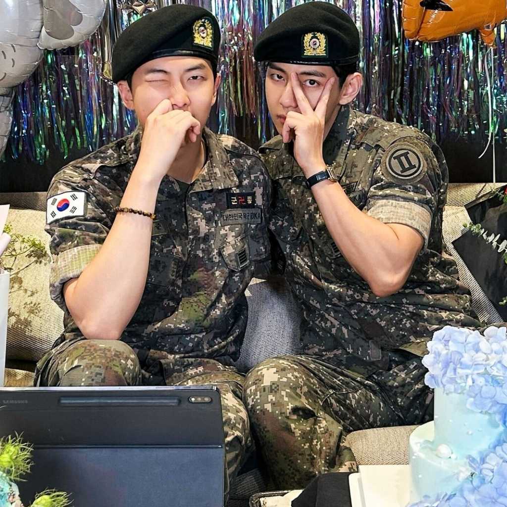 BTSのRM、除隊前日に大泣き！？ライブ配信でVと心境明かす…ジンのサプライズ登場にも注目