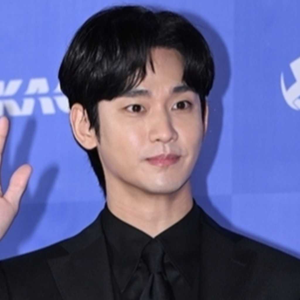 キム・スヒョンの所属事務所の代表が退任…記者会見にも同席