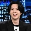BTSのSUGA、米「ザ・トゥナイト・ショー」で華やかなパフォーマンス＆トークの腕前を披露