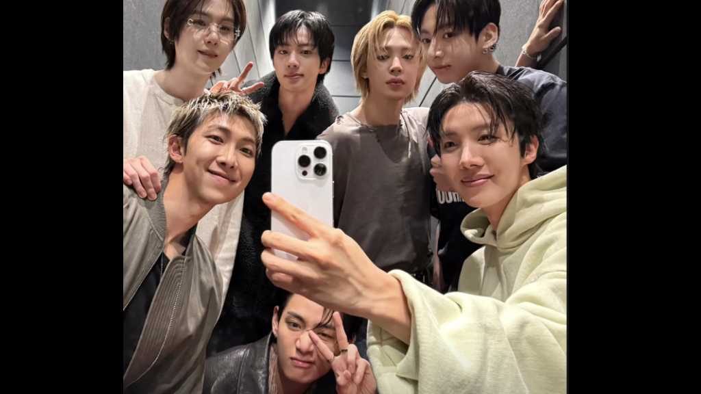 BTSが集合ショットを公開し、ラブソングを共有。3月20日にアルバム「ARIRANG」を発売予定。