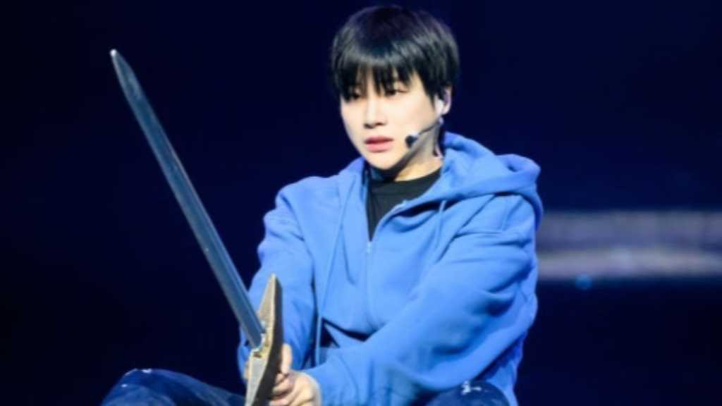 The 'Level Up on Ice Show' features performances based on a popular web novel, with notable attendees and impressive stage effects.