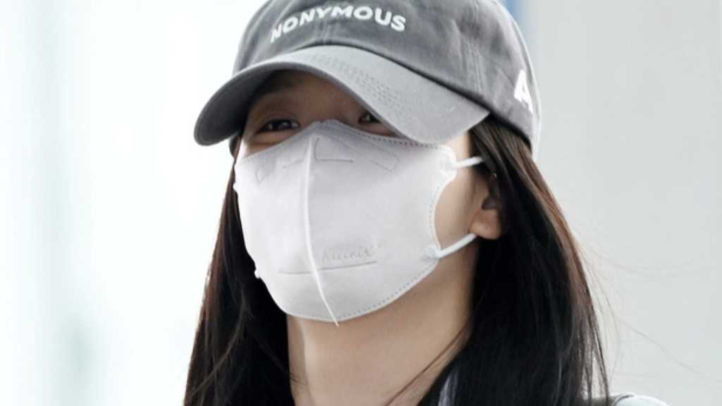 Jisoo of BLACKPINK leaves for Paris as her brother faces harassment allegations. The agency denies any connection to the issues.