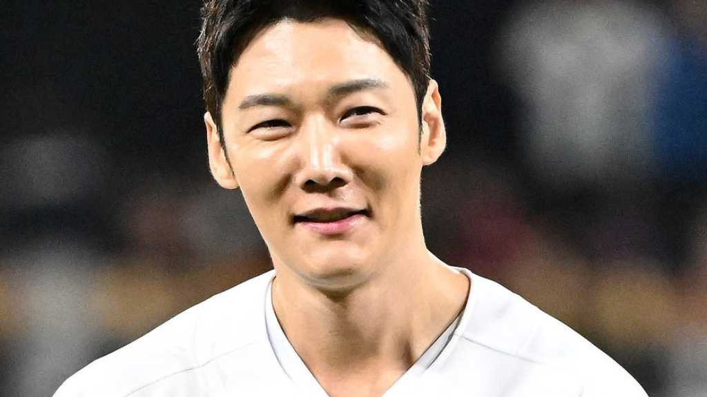 光州で行われたKBOリーグの試合でチェ・ジニョクが始球式に登場。SUPER JUNIORのシンドンの激やせ姿と、B1A4サンドゥルらのミュージカル記者懇談会記事が並んだ。