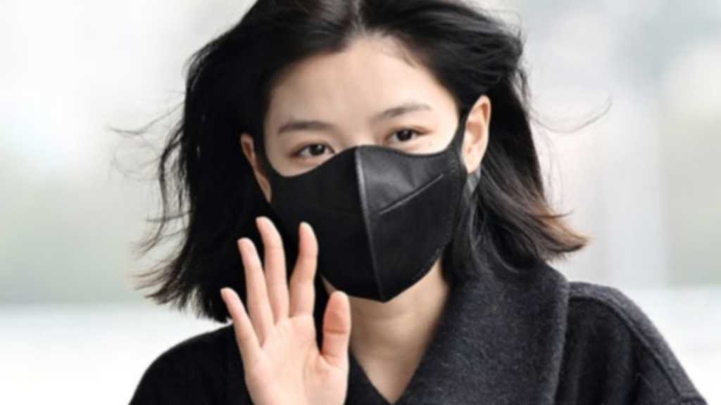 Kim Yoo Jung flew to Japan for a fan meeting with Park Seo Joon, set for March 7 at Yokohama's PIA Arena MM.