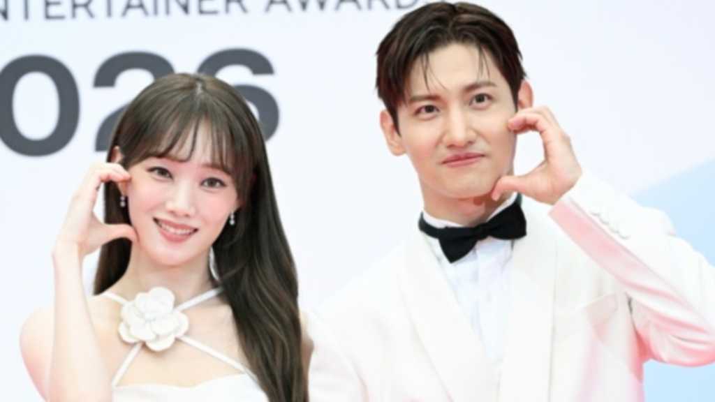 東方神起のチャンミンと女優イ・ソンギョンが「ASEA 2026」のレッドカーペットに登場。音楽祭典は埼玉で開催。
