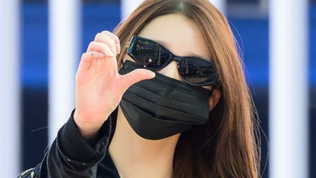 IVEのウォニョンが仁川国際空港から海外へ出国し、イベントに参加。パク・ボゴムとのツーショットも話題に。