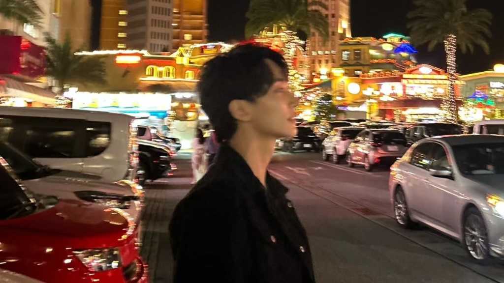 入隊中のSEVENTEENのジョンハンが沖縄での写真を公開し、ファンからの反響が寄せられた。