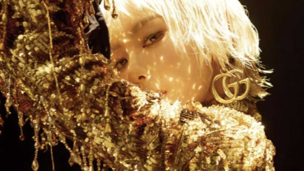 aespa's NINGNING showcases a striking blonde look and gold dress in a recent photoshoot, proving her fashion prowess and popularity.