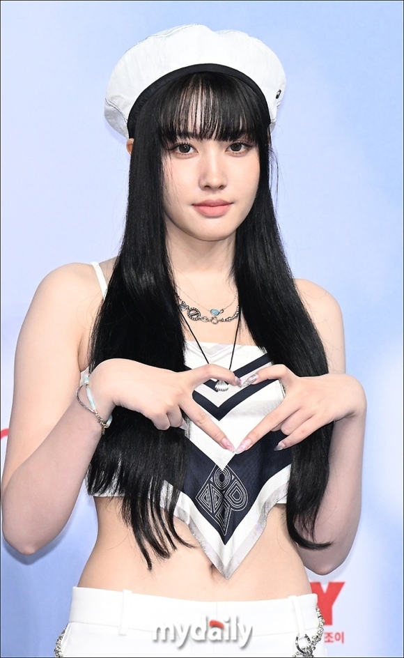 STAYC ユン、海外ラッパーがアルバムで写真を無断盗用…事務所がコメント - Kstyle