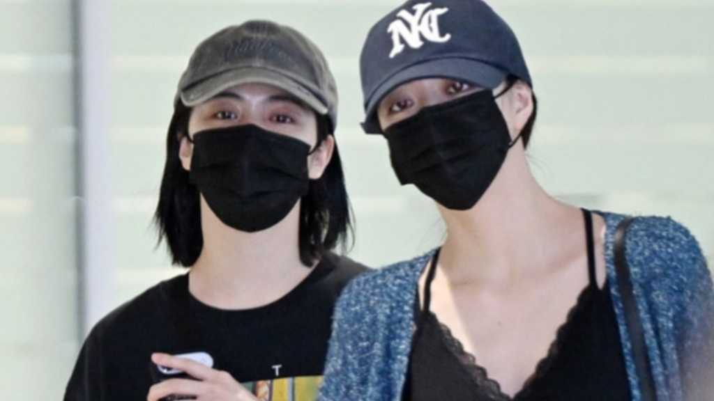 ITZY members Yuna, Ryujin, and Chaeryeong returned to Korea after their Australia tour. The article includes media coverage and photo notes.