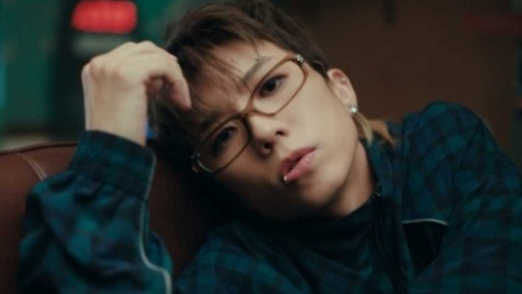 2PMのウヨンが新ミニアルバム「I'm into」を発売し、トラックビデオ「沼」を公開。音楽番組に出演し、単独コンサートも予定。