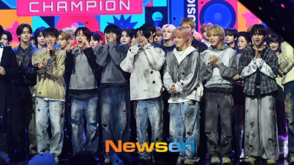 AHOF wins 1st place on MBC MUSIC's SHOW CHAMPION. They aim to surprise fans with their new mini-album 'The Passage.'