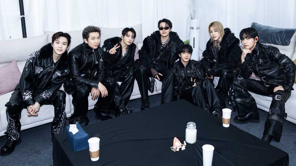 BTSが4年ぶりの完全体コンサートを開催し、多くのスターが応援に駆けつけた。約13万人のファンと共に新たな章の始まりを祝った。