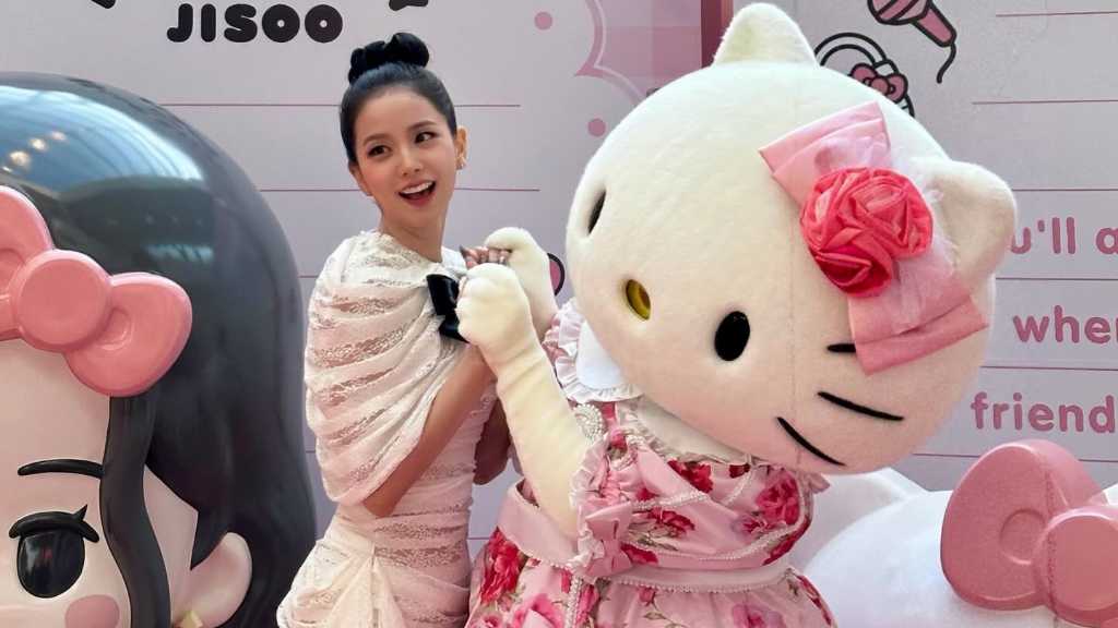 BLACKPINKのジスがハローキティとのコラボイベントに参加し、愛らしいスタイルで楽しむ様子をSNSで公開。女優活動も続けている。