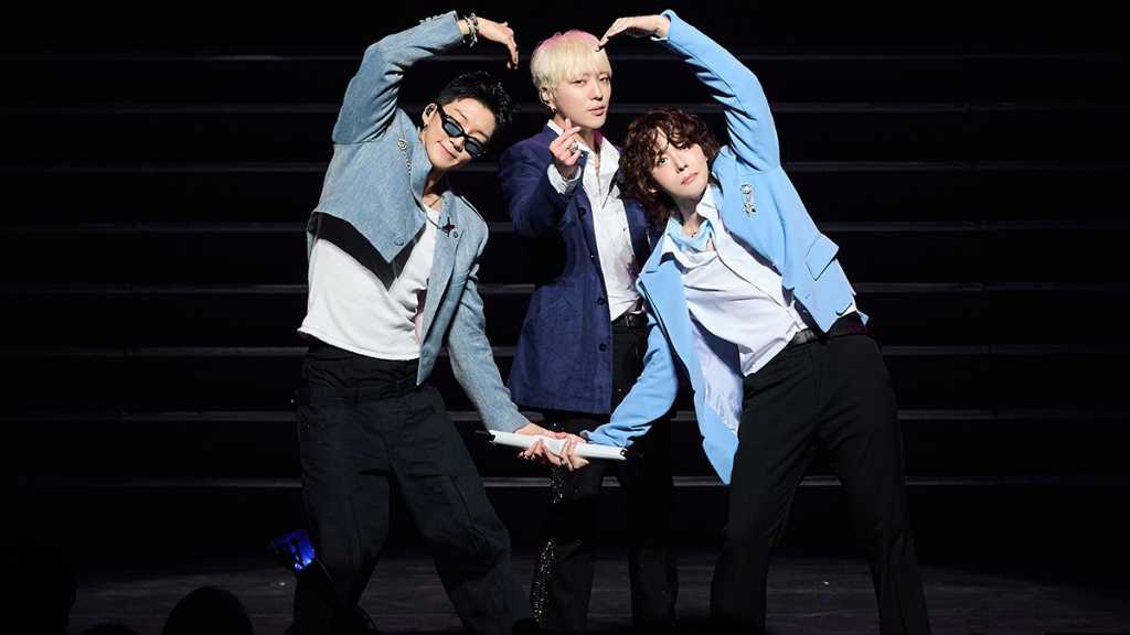 WINNER's first Japan concert in 6 years took place in Kobe, featuring popular songs and a special performance for fans.