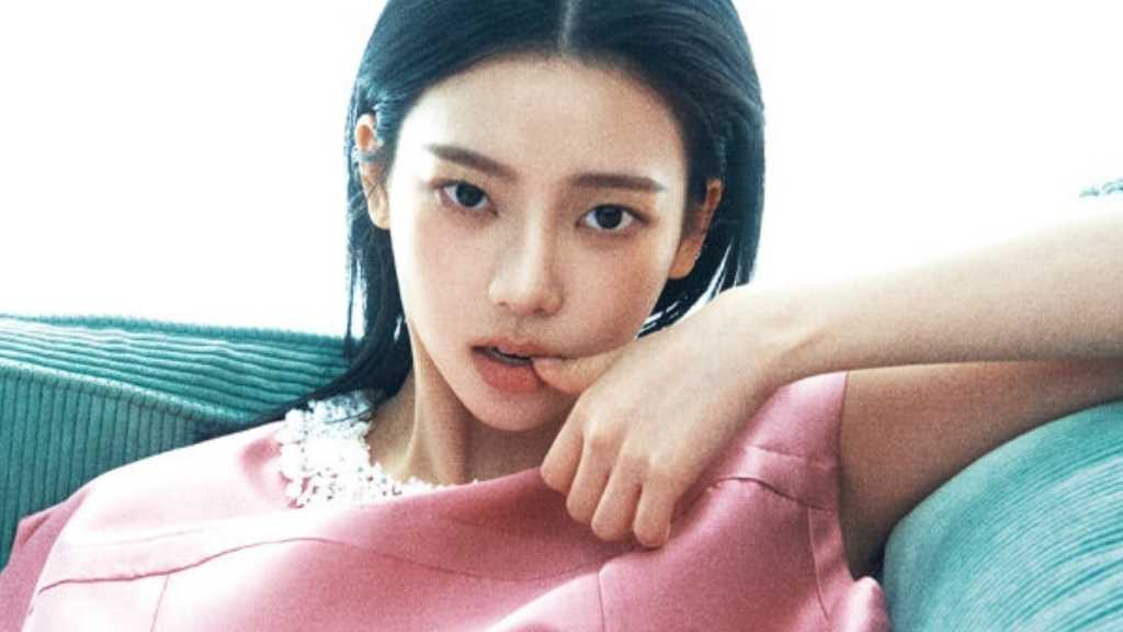 KARINAが「Esquire」のインタビューでステージでの緊張やソロ曲について語り、自身の認識を「覚醒したユ・ジミン」と表現。