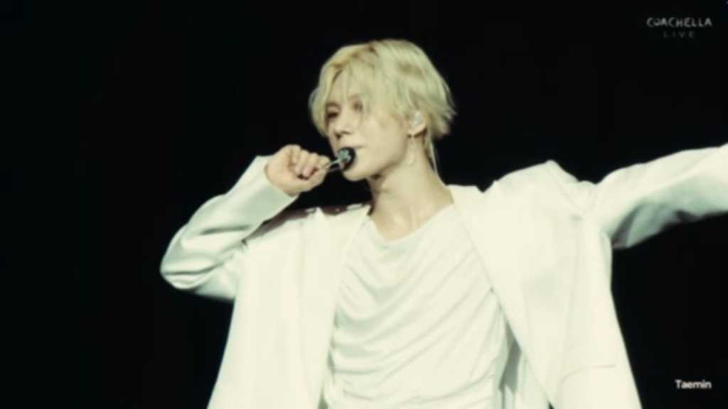 テミンがコーチェラで韓国人男性ソロアーティスト初の単独公演を成功させ、6曲の新曲を披露。観客は彼のパフォーマンスに感動。