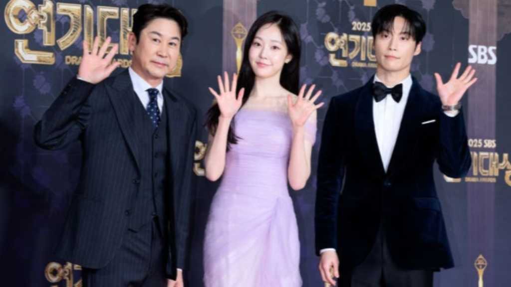 The 2025 SBS Acting Awards red carpet took place on December 31, featuring numerous stars and announcing this year's award nominees.