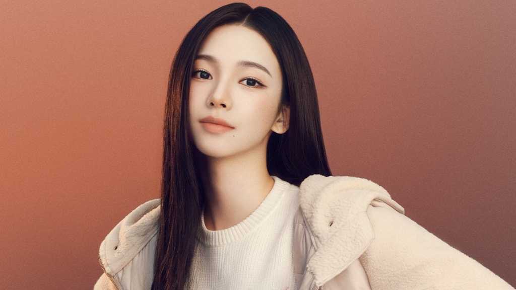 MARK & LONA released a new visual with aespa’s KARINA, featuring elegant knit sets and a hybrid jacket for versatile fall-winter wear.