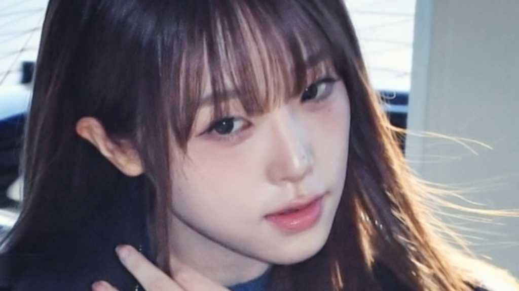 Yena from IZ*ONE departs for Taiwan for the 10th Anniversary Asia Artist Awards, set for December 6 at the National Stadium.