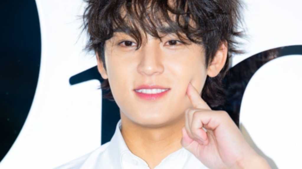 A Dior event in Seoul featured celebrities like Han So-hee and SEVENTEEN's Mingyu, discussing love for fans and career aspirations.