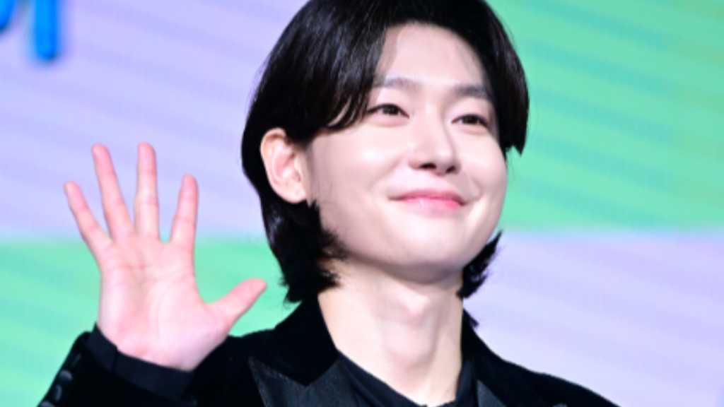 Kim Yong-bin shares his hardships from his time in Japan on KBS 2TV, reminiscing about challenges faced while pursuing his singing career.