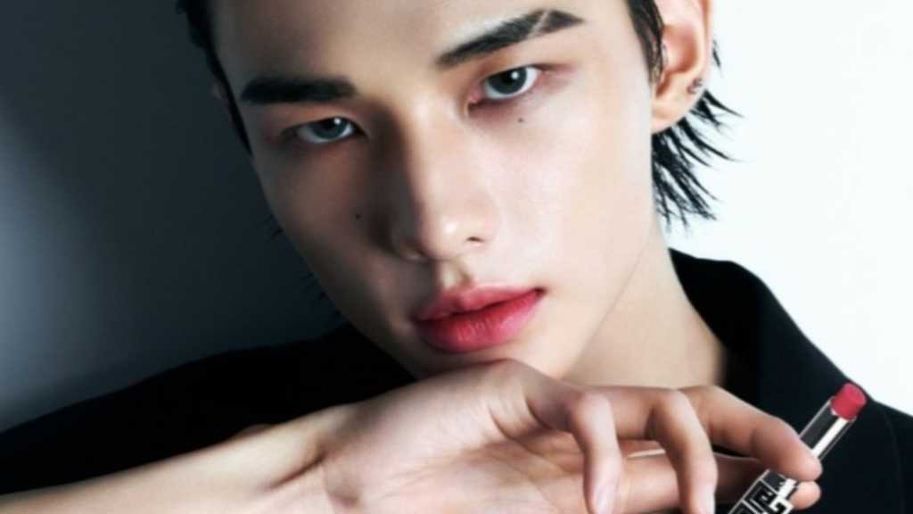 Stray Kidsのヒョンジンが「GIVENCHY BEAUTY」のリップを使ったグラビアを「W Korea」で公開。カリスマ性あふれる姿が話題に。