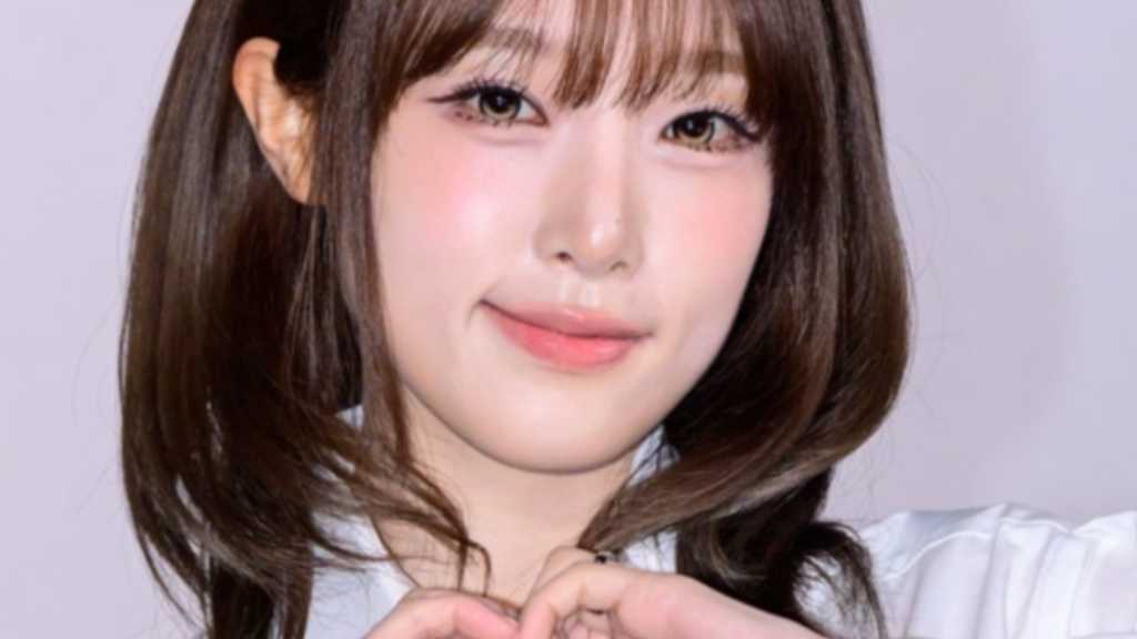 Yena from IZ*ONE held a showcase for her 5th mini album 'LOVE CATCHER' in Gangnam, expressing love's moments with emotions and colors.