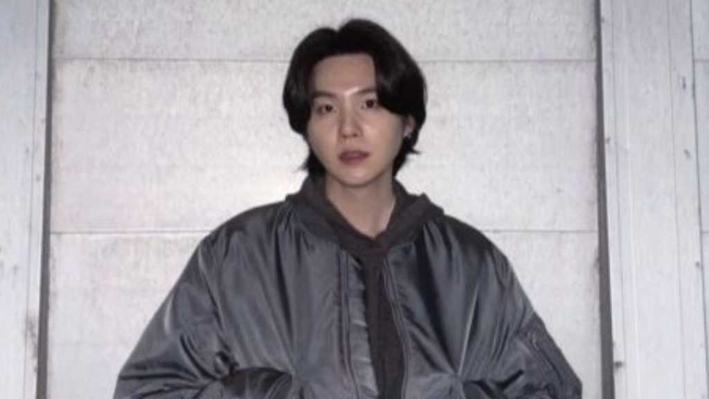 SUGAがInstagramで撮影の近況を報告。BTSは3月20日に5thアルバム「ARIRANG」を発売し、ワールドツアーも予定。