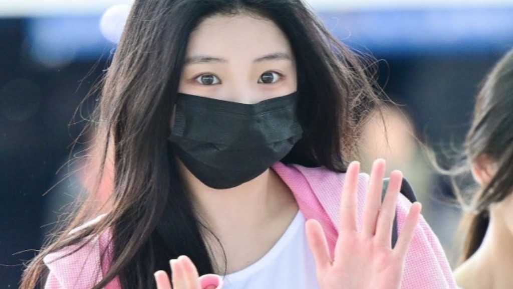 ILLIT's Yuna, Wonhee, and Iroha flew to Jakarta for 'Sector K' festival, while member Mocha is absent due to health issues.