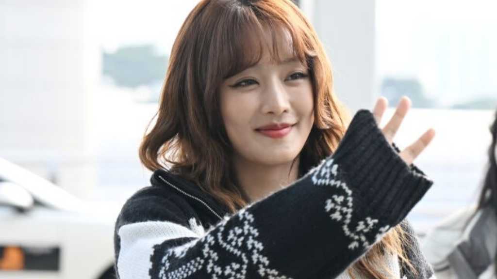 i-dle's Minnie injured her ankle at the 2025 MAMA AWARDS, revealing ligament damage but assuring fans she will recover soon.