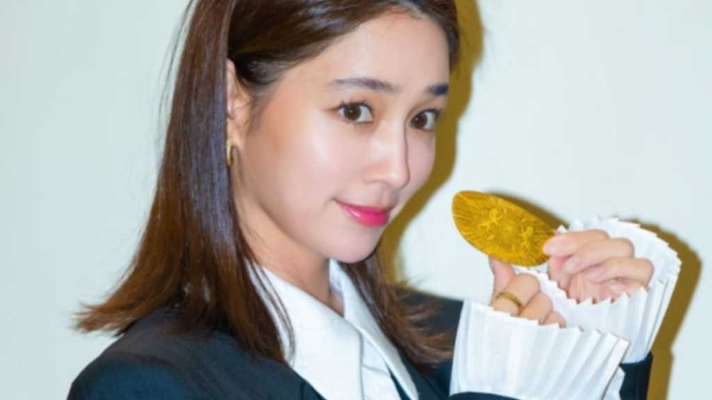 Actress Lee Min-jung attended the opening of the MAJESTY pop-up store in Seoul, showcasing her elegance and beauty with stunning jewelry.