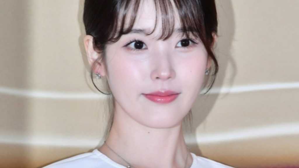 IU sent gifts to child actors from 'Otsukaresama' for Children's Day, receiving heartfelt messages of gratitude from them and their parents.