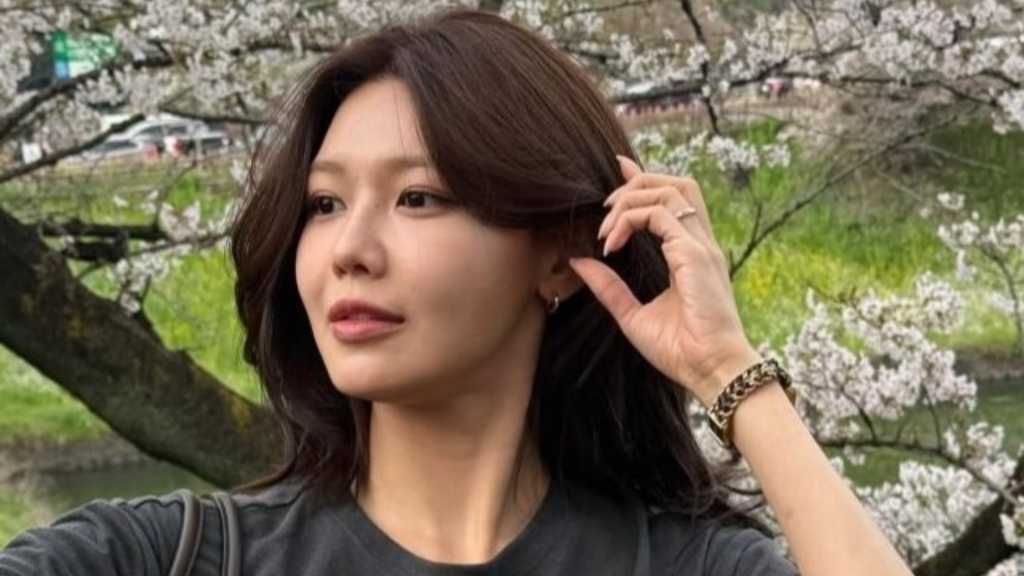 スヨンが日本での近況をInstagramに投稿。桜の下でリラックスした姿を披露し、ファンからの反応も好評。