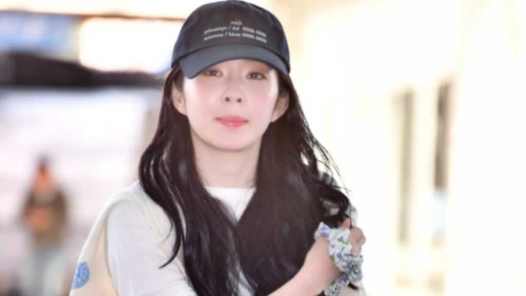 Irene from Red Velvet left for an overseas schedule. She recently achieved 1st place on 'Music Bank' after her solo debut and released her album.
