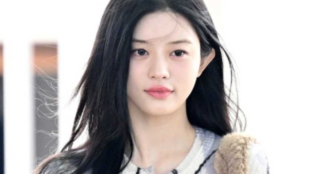 ILLIT's Minju flew to Jakarta for 'Sector K' festival. Meanwhile, member Mocha is unable to participate due to health issues.
