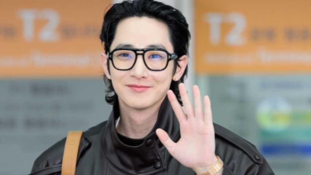 On the morning of the 30th, Lee Soo-hyuk flew from Incheon to Shanghai for YCH's fashion week, joining other stars at various events.