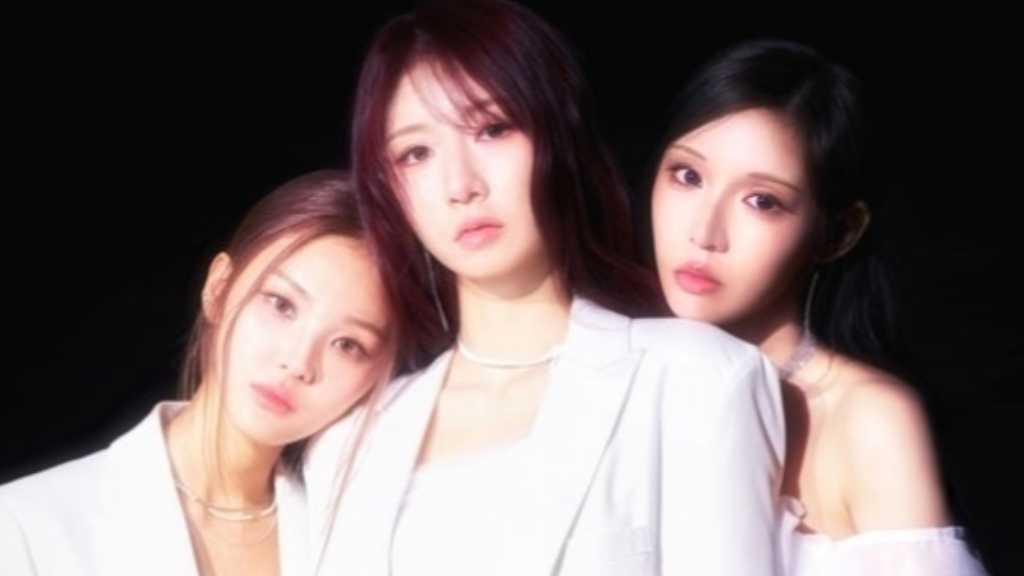 LIGHTSUM's first unit, consisting of San-a, Chowon, and Juhyun, releases their digital single "Beautiful Pain" with a unique style.