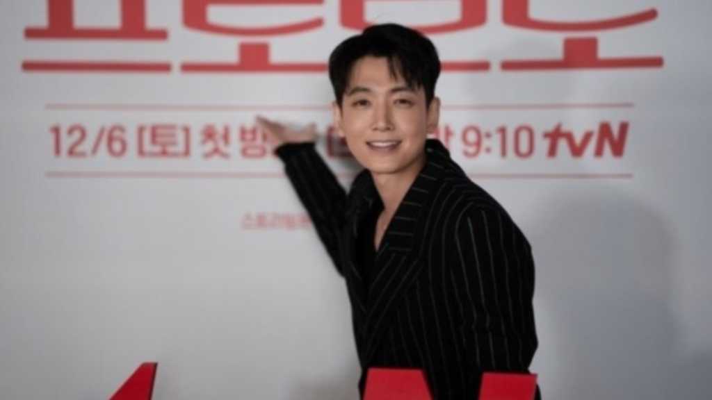 俳優チョン・ギョンホが新ドラマ「プロボノ」で公益弁護士役を演じる過程を語り、制作発表会でのやり取りが話題に。