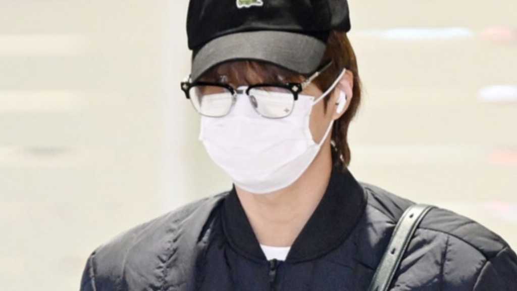 EXOのカイがパリのファッションウィークを終え、仁川空港に帰国。新バラエティ番組にチャンヨルを推薦。