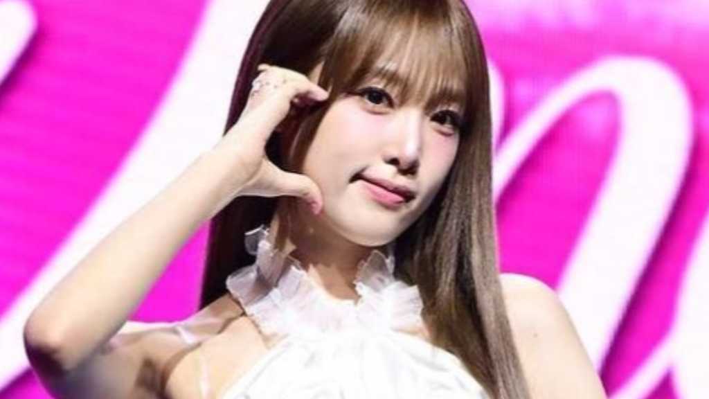 Yena from IZ*ONE expresses gratitude for collaborating with manga artist Arina Tanemura on her new album, reflecting on her childhood dreams.