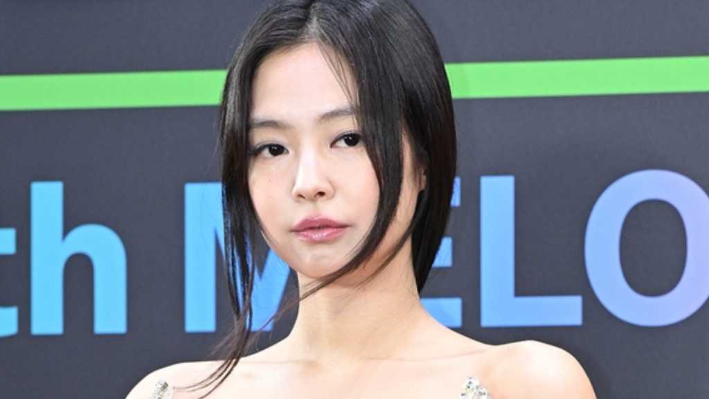 BLACKPINK's JENNIE celebrates her birthday with her first photo exhibition, 'J2NNI5', showcasing unseen photos and artistic concepts.