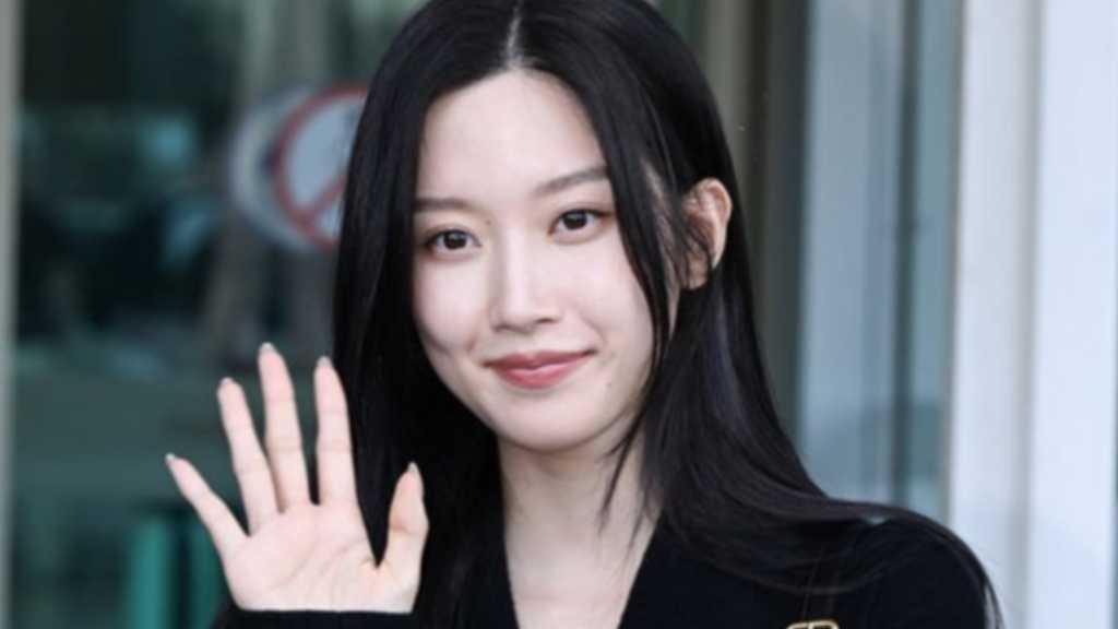 Moon Ga-young departs for Amsterdam via Incheon Airport to attend a Dolce & Gabbana fashion show and will co-host the Golden Disc Awards.