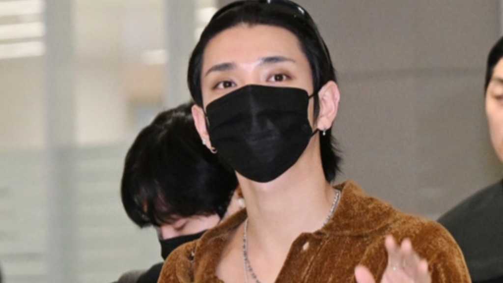 SEVENTEEN's Joshua and Seungkwan return to Korea after their U.S. tour, with new unit activities announced for January 2026.