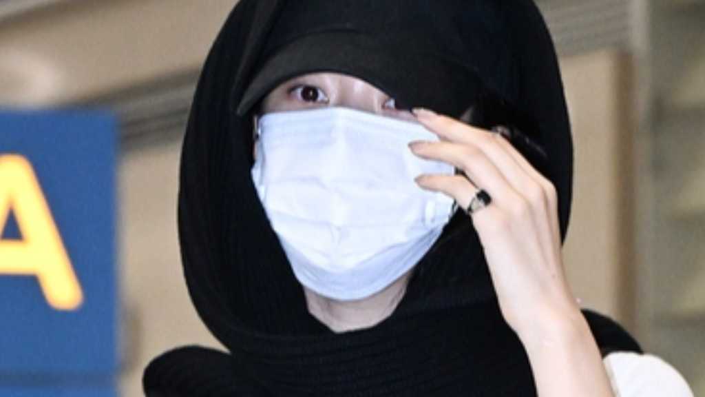 Moon Ga-young arrives in Korea after attending the Dolce & Gabbana fashion show in Italy and is set to co-host the Golden Disc Awards.