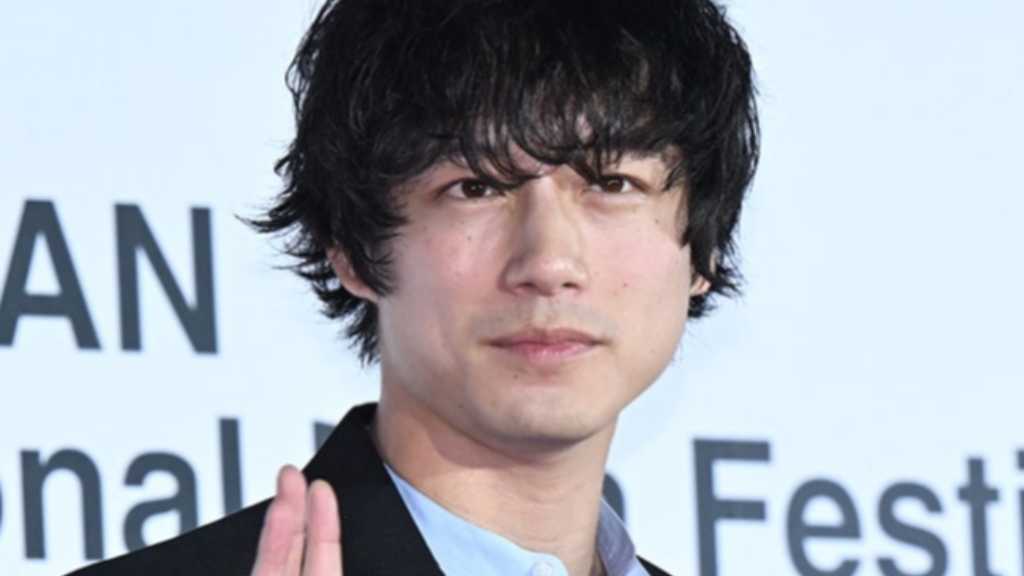 坂口健太郎が一般女性と同棲中との報道。過去に永野芽郁との交際もあったことが明らかに。